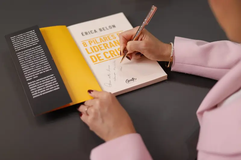 Dra. Érica Belon autografando seu livro