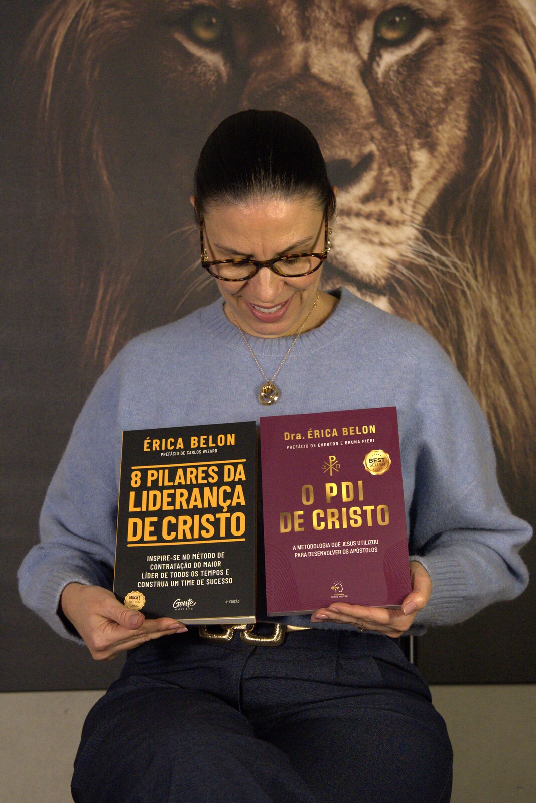 Dra. Érica Belon segurando os dois livros do combo